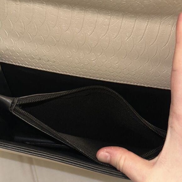 NWOT Beige Tiger Head Buckle Crossbody Bag in Beige with Black Buckle OS - Picture 12 of 14